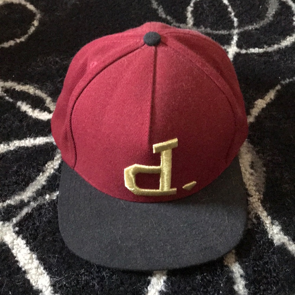 Diamond label hat. (SnapBack)